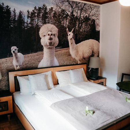 Alpakas, Lamas Und Rentiere Zum Gruenen See Grossdorf  Luaran gambar