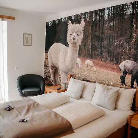 Alpakas, Lamas Und Rentiere Zum Gruenen See Grossdorf  Luaran gambar